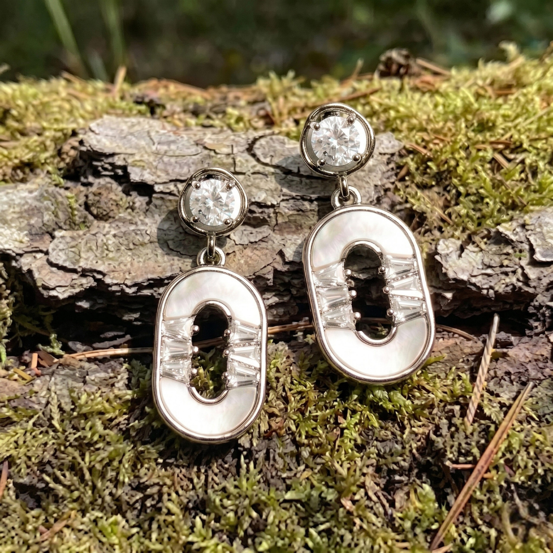 Elegant Gold-Tone Swan Pendant Necklace with Pavé Crystals & Ruby Eye (8)