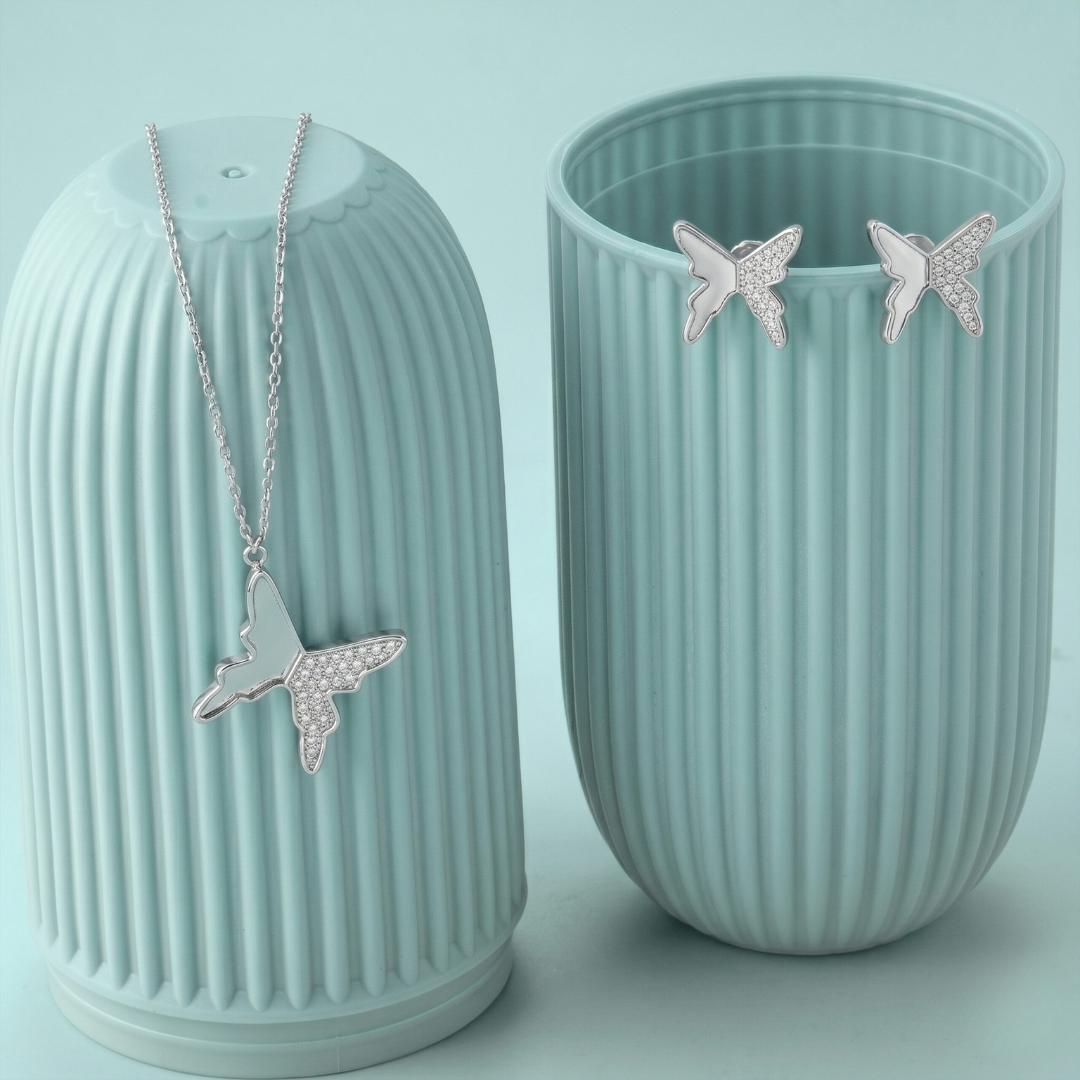 Elegant Gold-Tone Swan Pendant Necklace with Pavé Crystals & Ruby Eye (2)